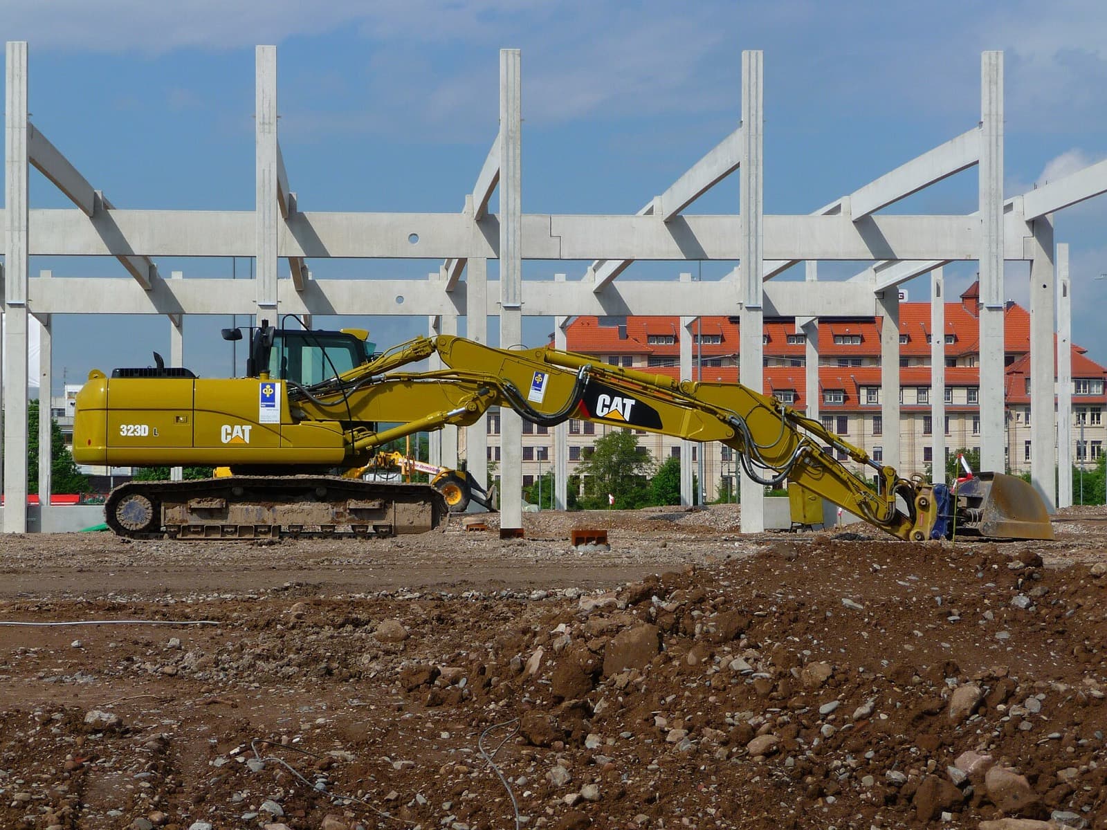 Caterpillar 323D L em operação