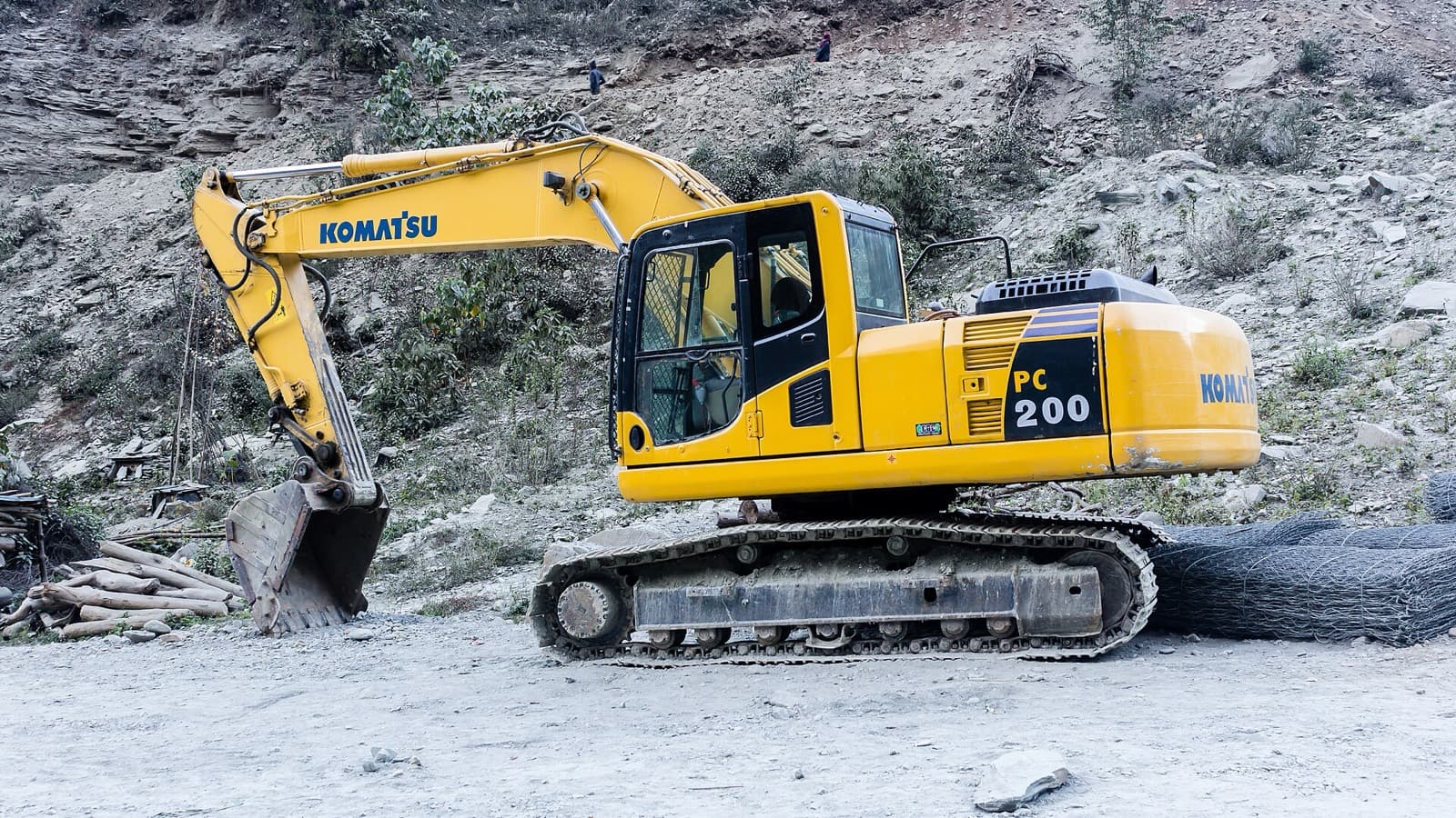 Komatsu PC200-8 em operação