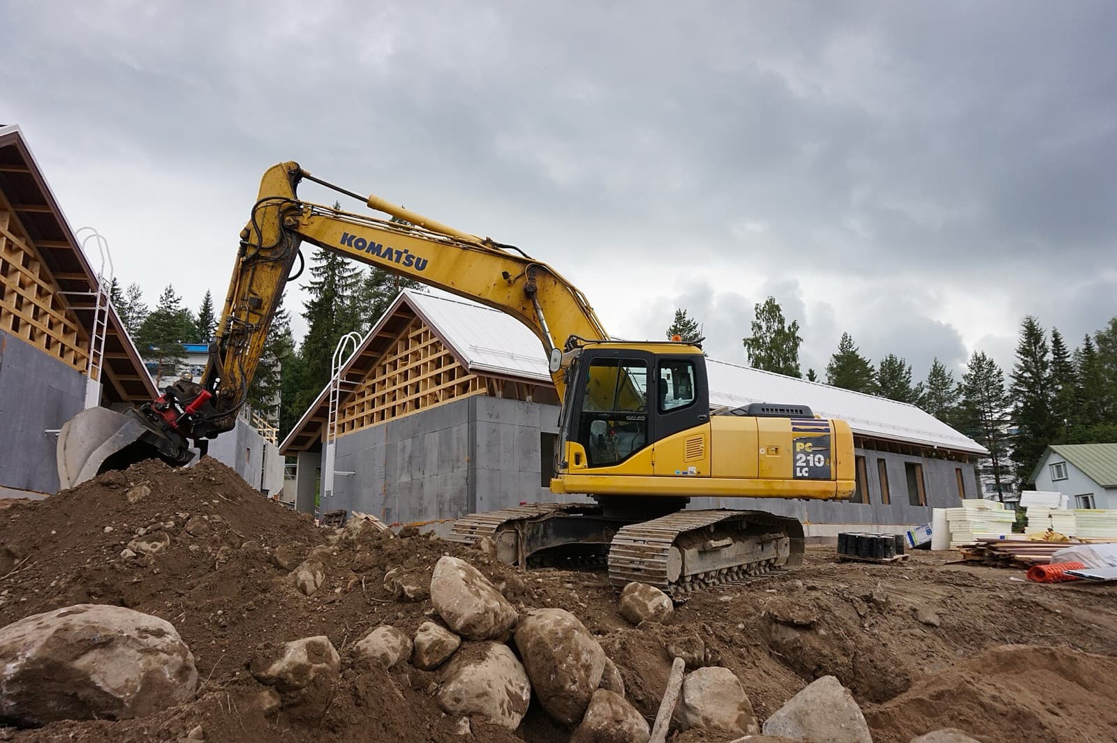 Komatsu PC210-8 em operação