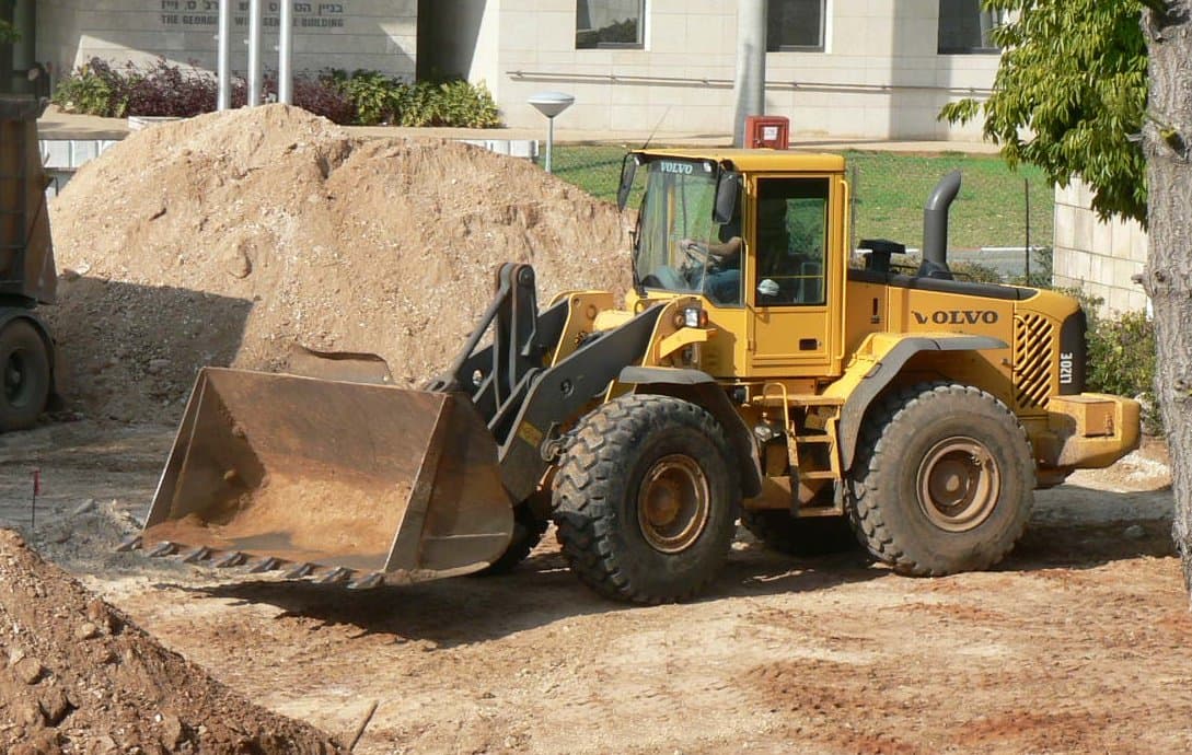 Pá carregadeira Volvo L120E com caçamba frontal em uma obra de terraplanagem